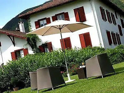فندق مبيت وإفطار D'hotes Iguzkian 2*